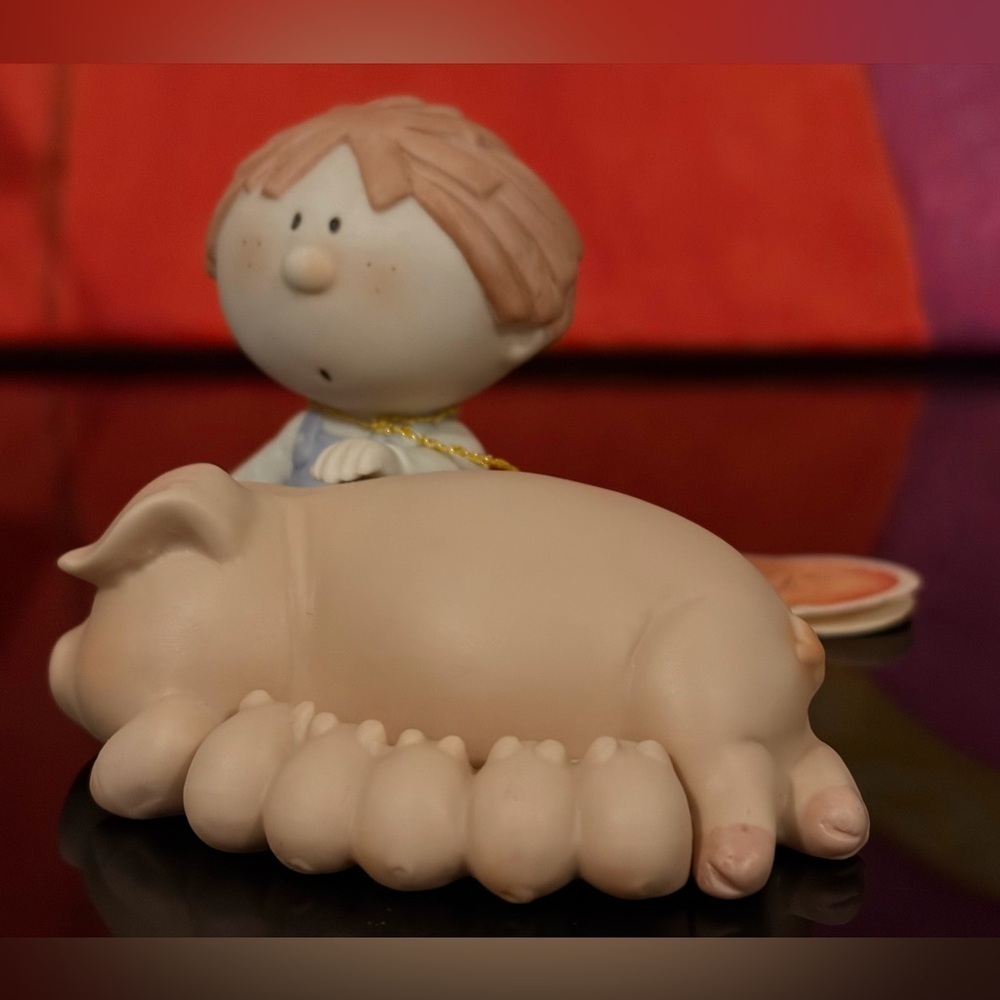 Charming Tan and Cream Home Art Sculpture. - Picture 4 of 9